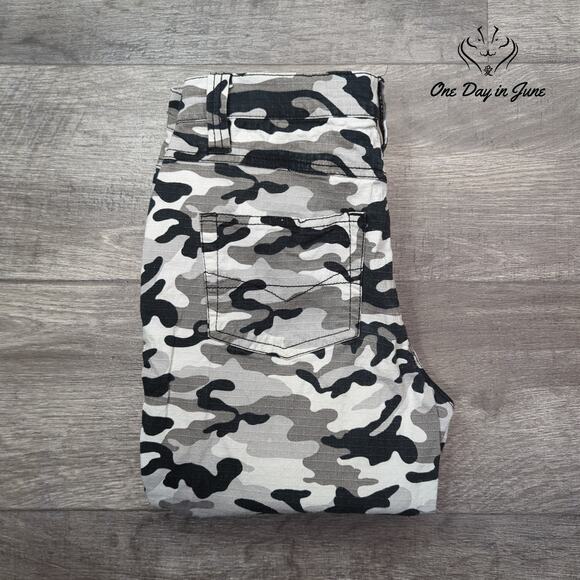 Zoey Beth Camoflage Jeans Size L - Picture 6 of 6